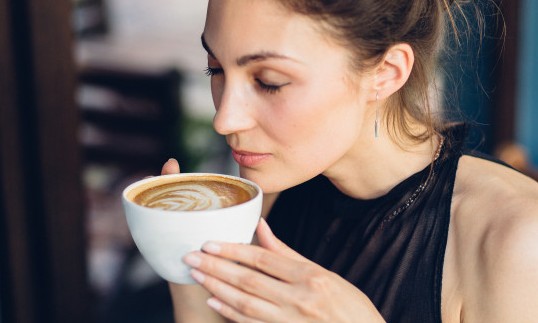 É ‘permitido’ beber café durante o jejum intermitente? Saiba aqui