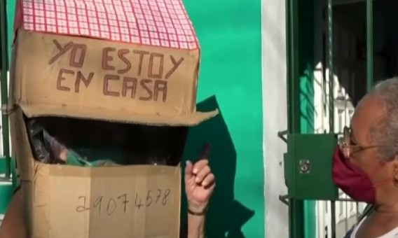 Em caixa de papelão, idosa cria fantasia “estou em casa” para andar pela rua