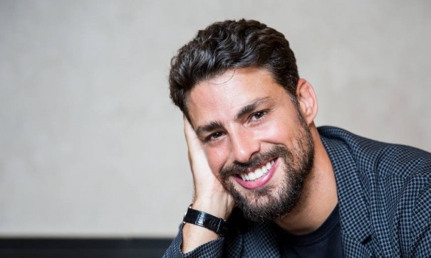 Ator Cauã Reymond prepara uma série sobre os bastidores do mundo do futebol
