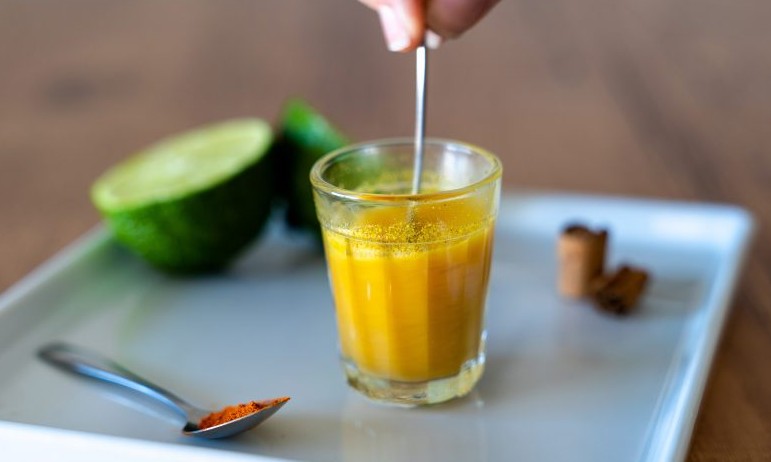 Anti-inflamatório: Aprenda a preparar e consumir o poderoso shot de cúrcuma