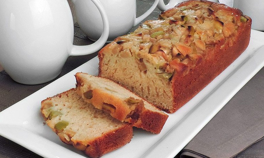 Rico em sabor e benefícios, bolo de maçã com gengibre e mel surpreende paladar