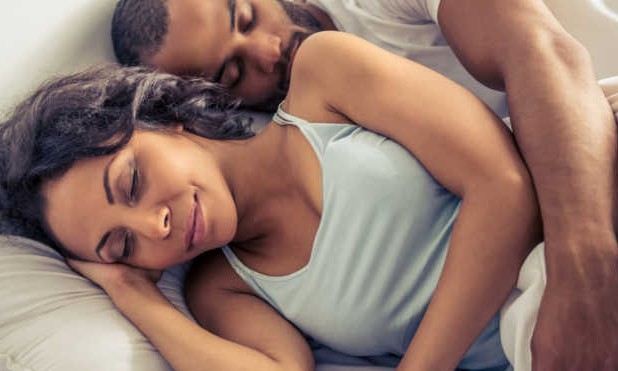 Dormir de conchinha é bom? Estudo comprova benefícios de dormir com parceiro
