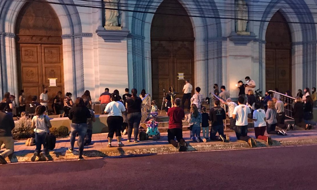 Religiosos fazem vigília na igreja Catedral de Nossa Senhora da Conceição