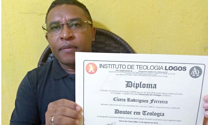 Gari que estudou com livros recolhidos no lixo agora é doutor e inspira outras vidas
