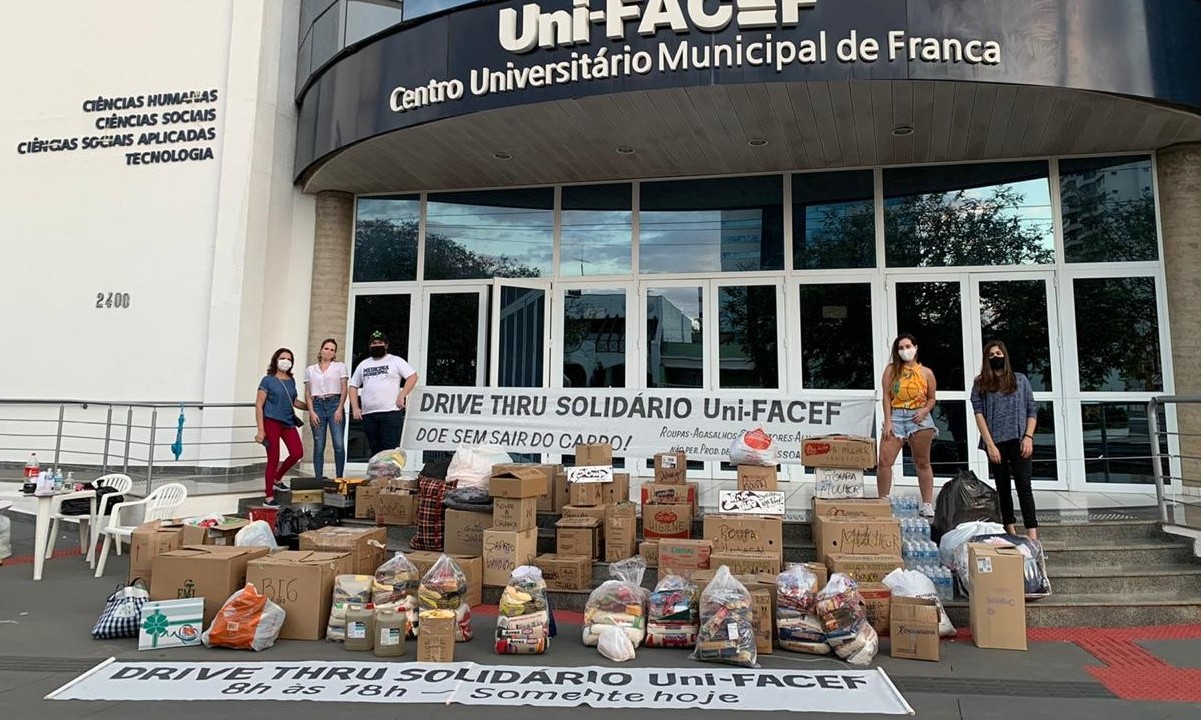 Drive-Thru Solidário Uni-FACEF arrecada alimentos, roupas e itens de higiene