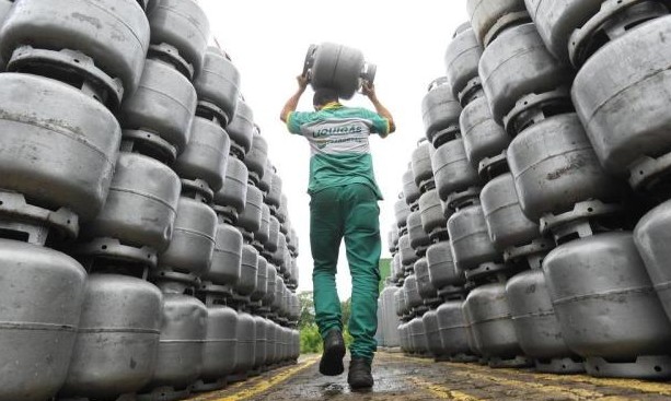 Uma surpresa muito ruim:Petrobras reajusta preço do gás de cozinha. Veja