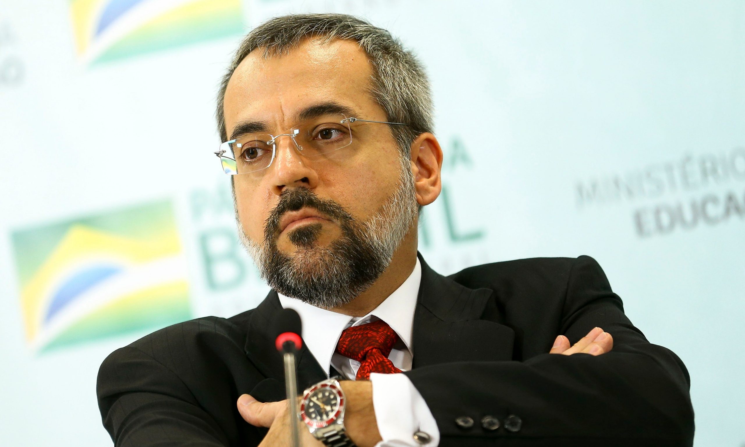 Abraham Weintraub diz, ao lado de Bolsonaro,que não é Ministro da Educação