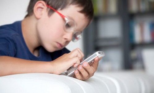 Mais de 70% das crianças brasileiras tem o próprio celular antes dos 10 anos