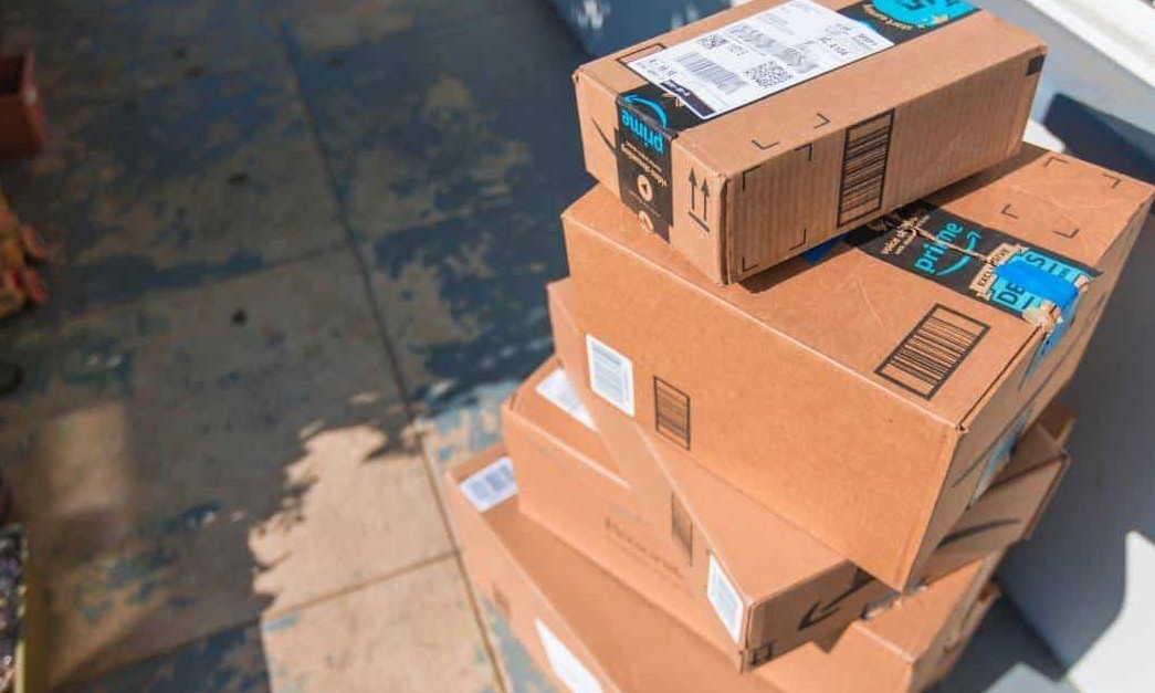 Abracadabra! Funcionária da Amazon faz entrega inusitada nos EUA; veja
