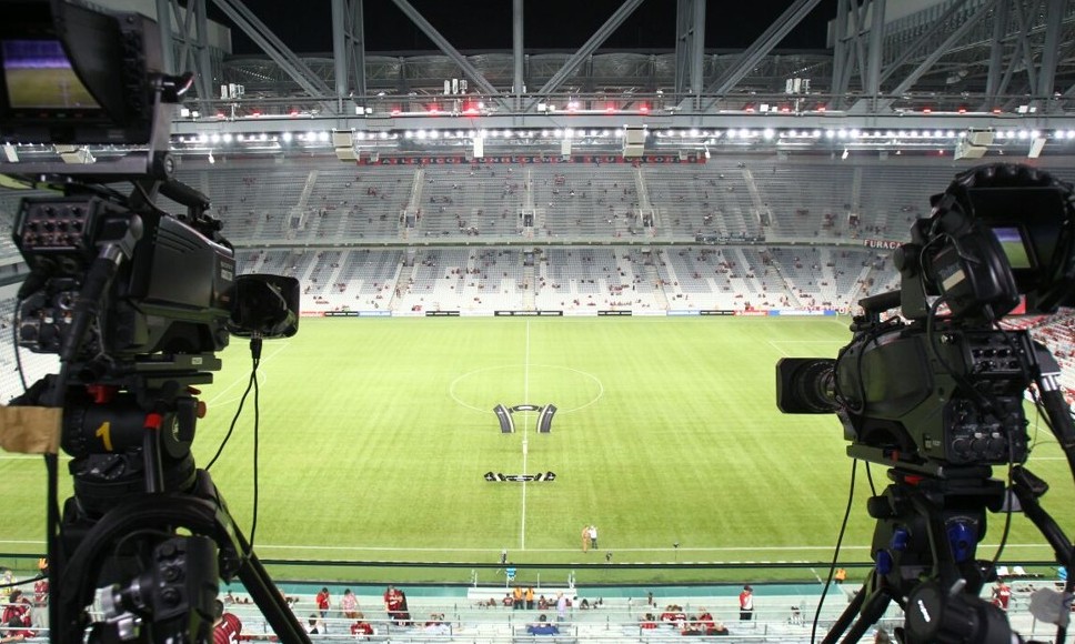 Bolsonaro assina MP e exibição de jogos passa aos times mandantes