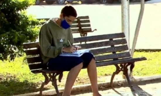 Jovem que usava Wi-Fi de açougue ganha notebook, R$ 84 mil, bolsa de estudo