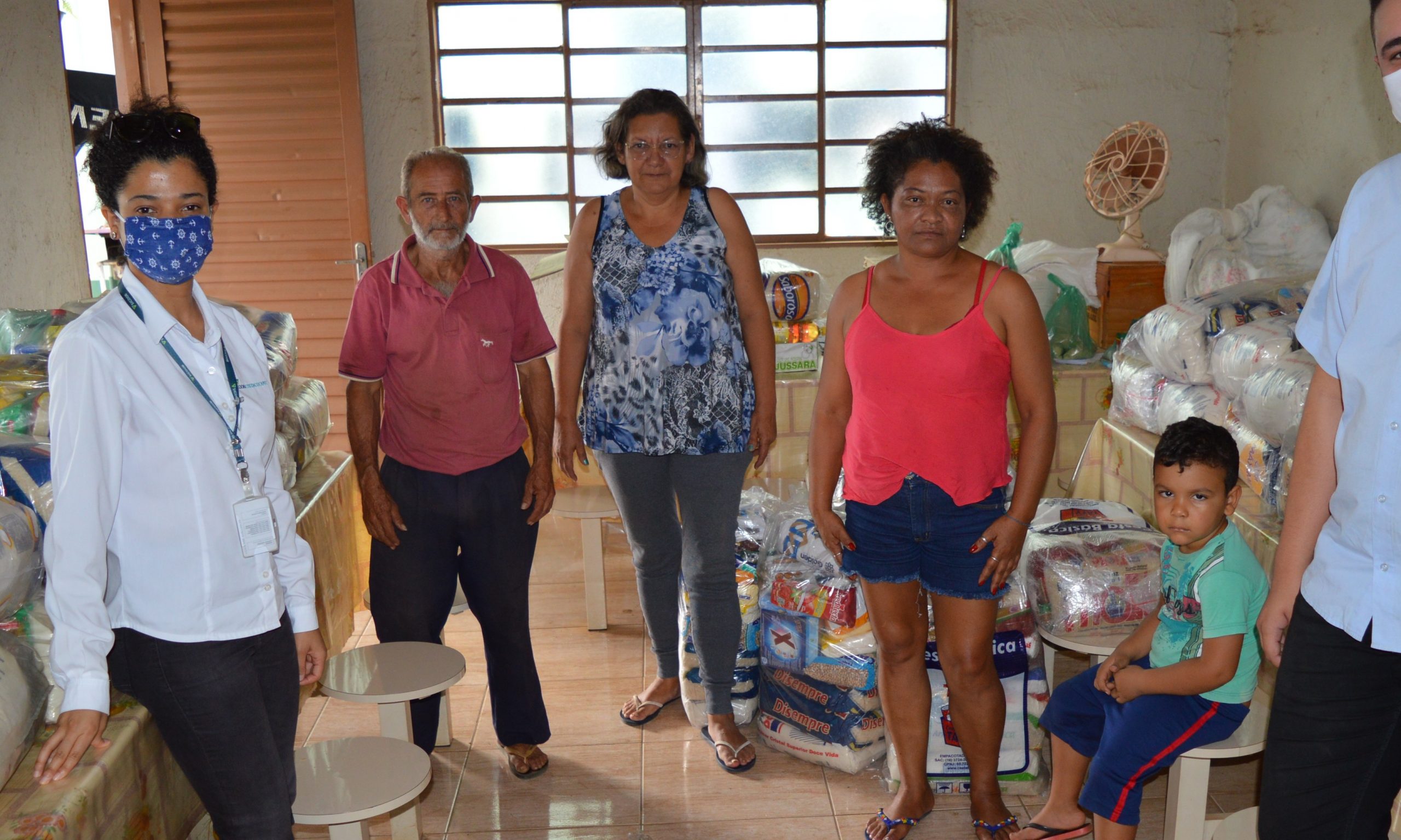 Cocapec e Credicocapec fazem entrega das doações do Drive Thru Solidário