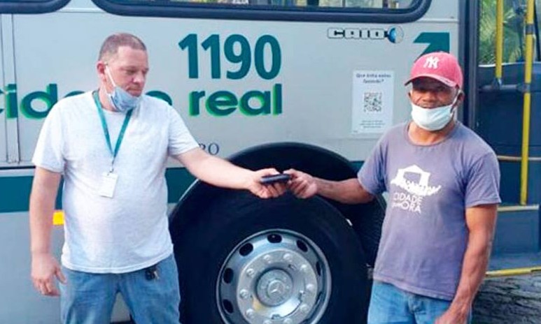 Após encontrar carteira com R$ 1,5 mil em ônibus, manobrista procura dono