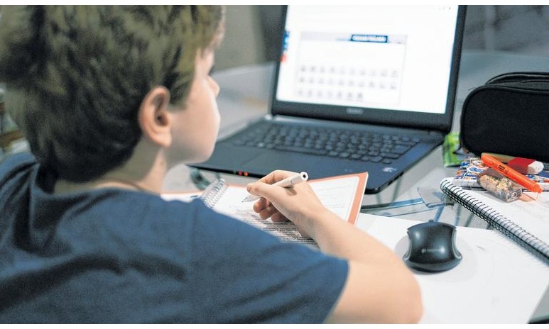Escolas públicas poderão emprestar material de informática para alunos