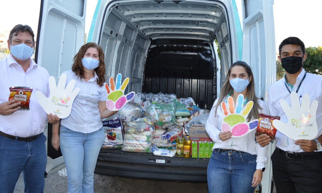 Drive-Thru Credicocapec arrecada alimentos para membros da Cooperfran