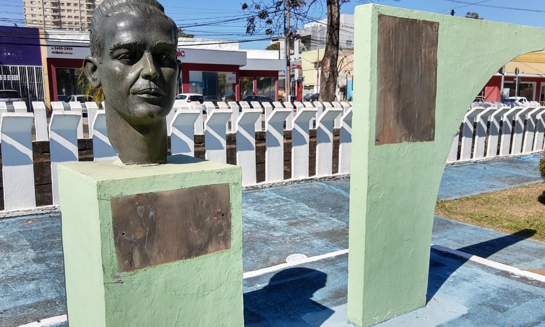 ​População denuncia atos de vandalismo em Franca, e furto de placas de bronze