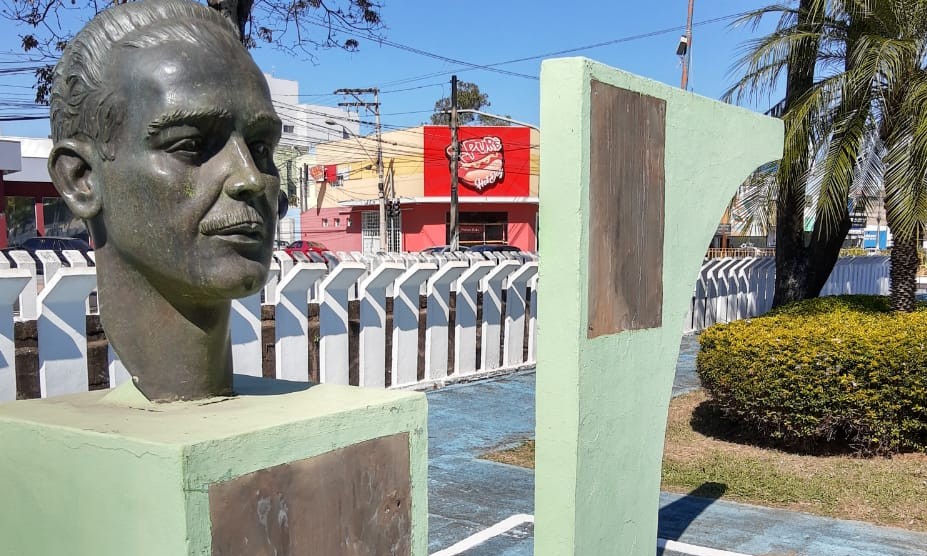 Morador denuncia: estão aumentando os furtos de placas dos monumentos