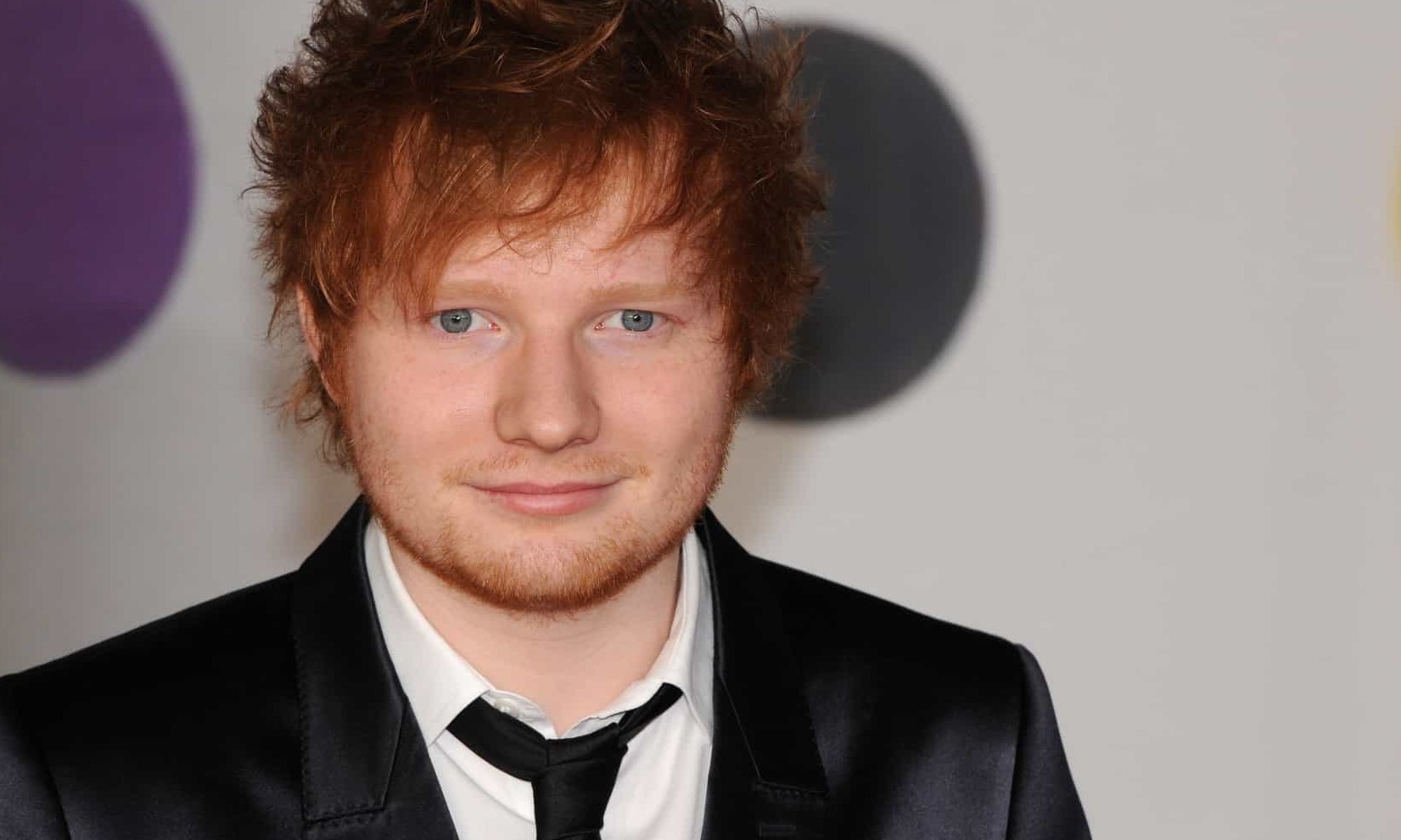 Ed Sheeran diz que esposa o ajudou a superar vício em fast food e álcool