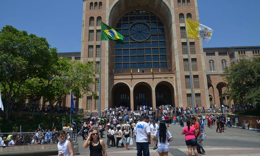 Santuário de Aparecida volta a receber fiéis após quatro meses fechado