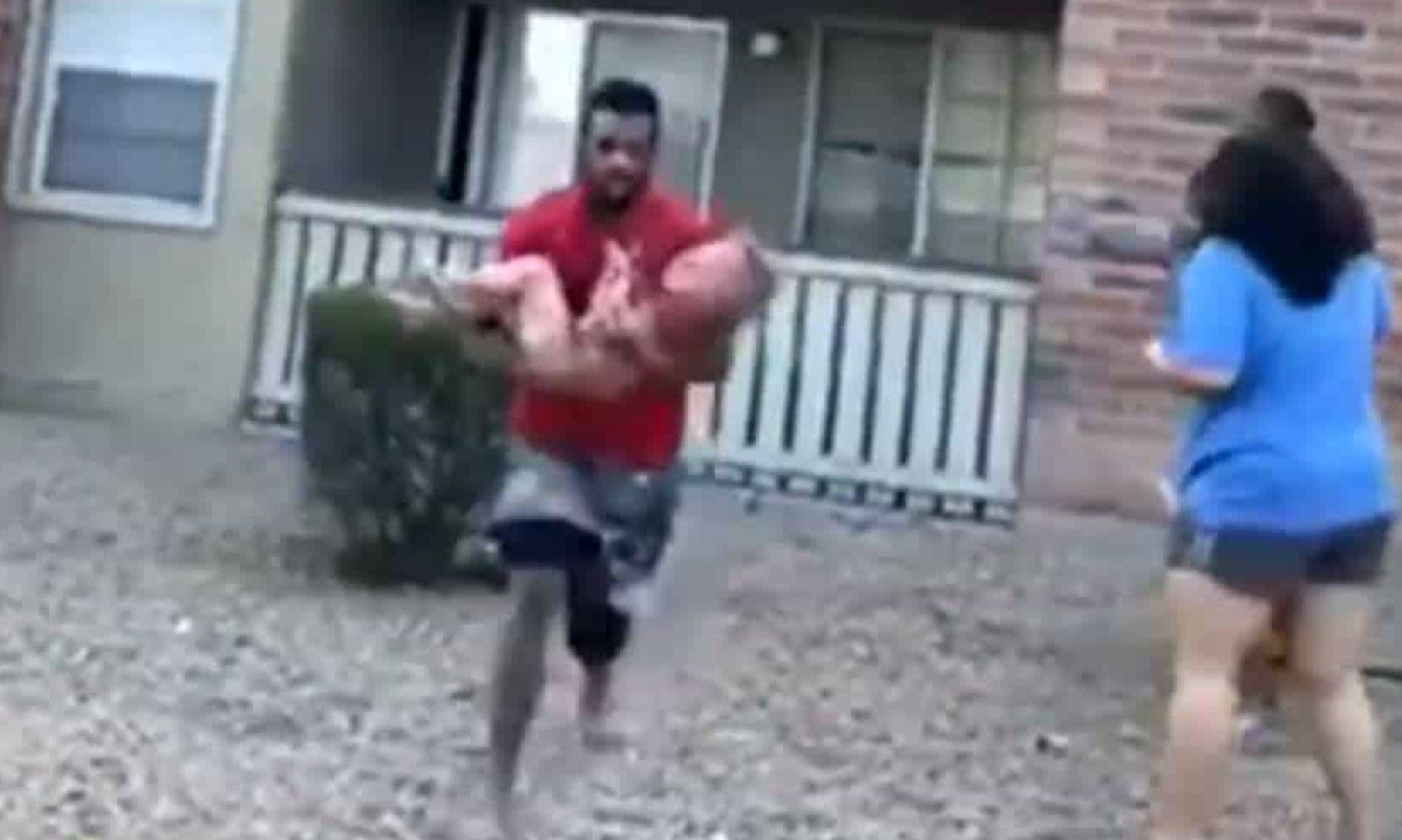 Homem salva menino que mãe jogou pela janela de uma casa em chamas