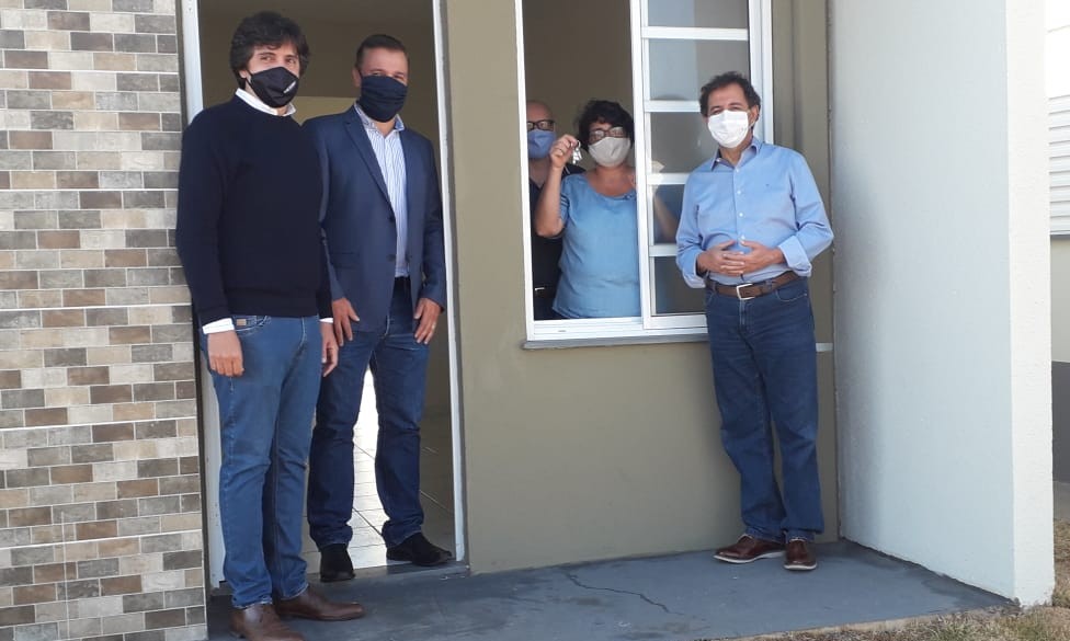 Pacaembu entrega chaves de conjunto habitacional de forma escalonada