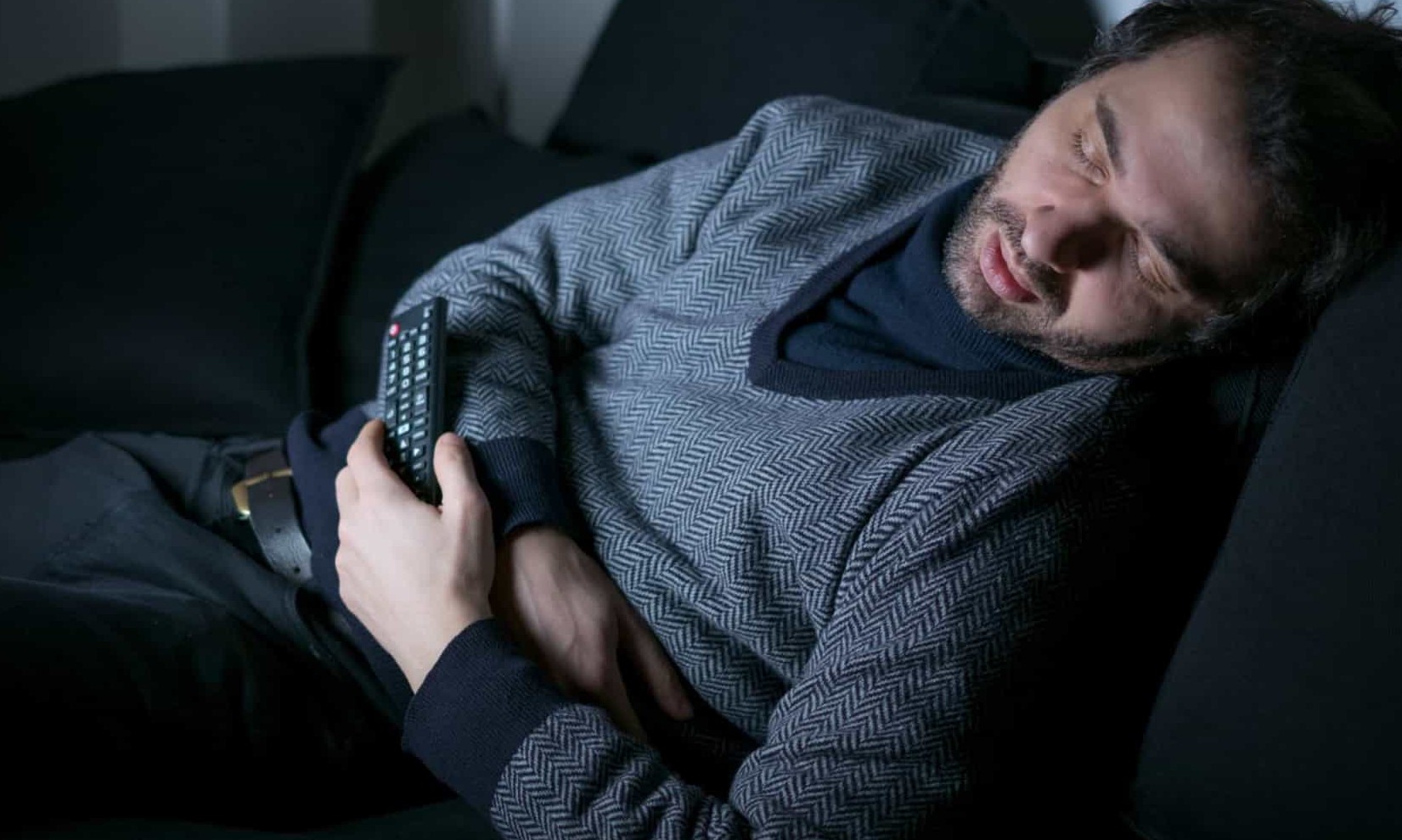 Você pega no sono com a televisão ligada? Melhor repensar esse hábito!