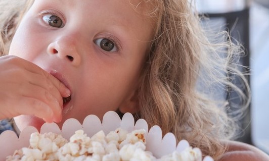 Saiba quais os alimentos que mais provocam engasgos em crianças