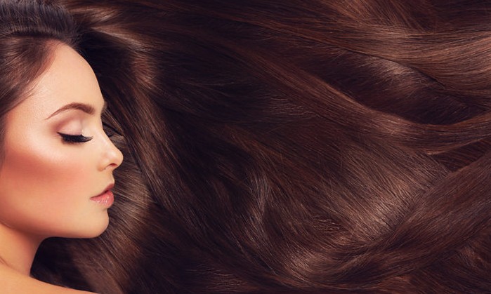 Cabelo oleoso? Máscara simples, fácil e barata contra a gordura capilar