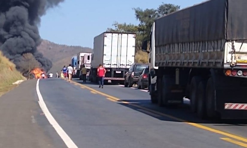 Fogo em caminhão com gás de cozinha assusta os motoristas na rodovia