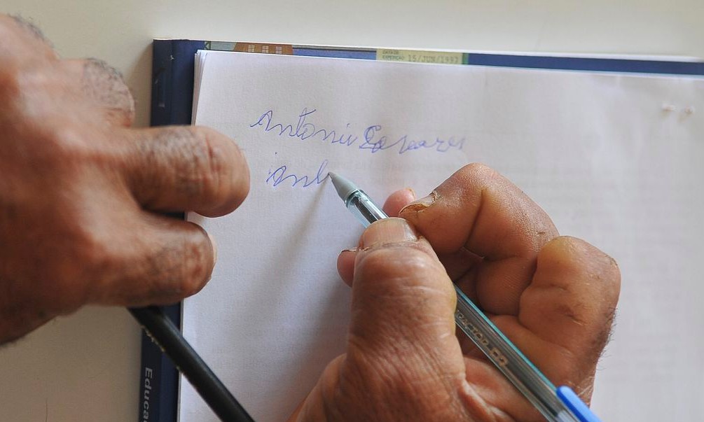 Taxa cai levemente, mas Brasil ainda tem 11 milhões de analfabetos