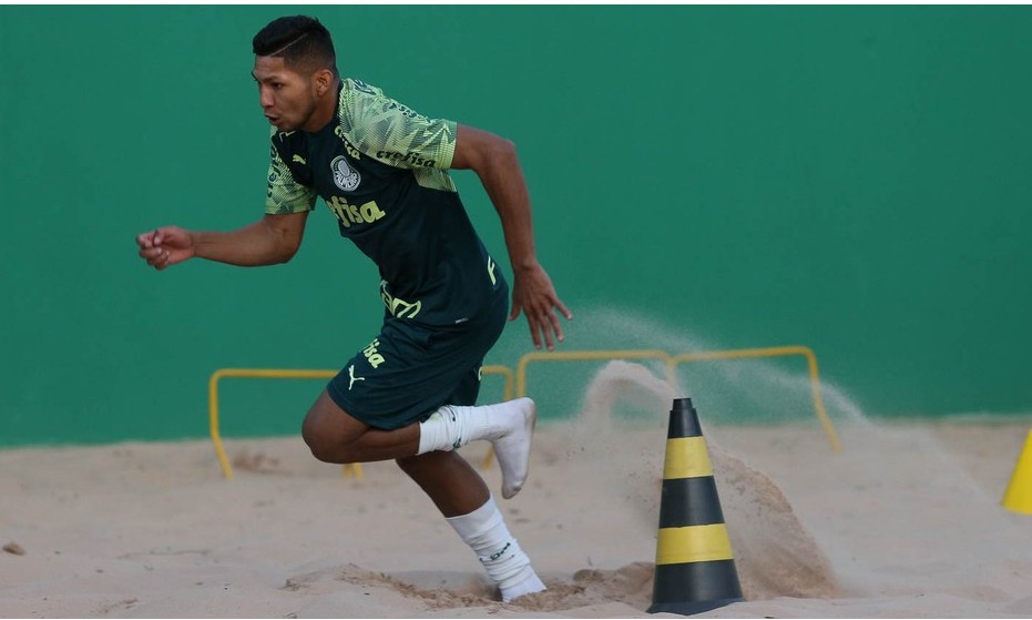 Fifa suspende atacante Rony, jogador do Palmeiras, por 4 meses