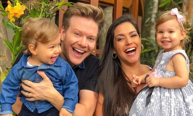 Michel Teló conta que tem dado aula para filhos durante a quarentena