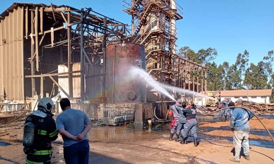 Tanque de 30 mil litros de óleo combustível explode em indústria de Batatais