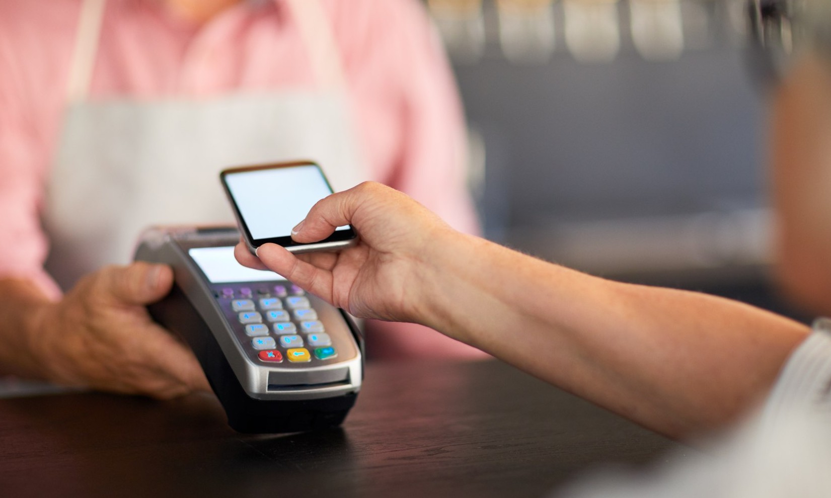 Contacless: bancos dobram para R$ 100 o limite de compras sem uso de senha
