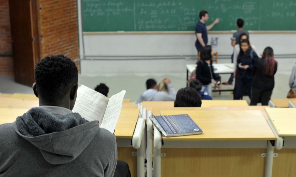 Estudante com Fies pode suspender até 4 parcelas no Banco do Brasil