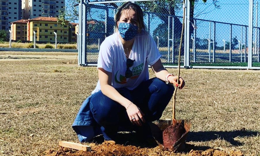 Bild Construtora realiza plantio de árvores perto do Poliesportivo, em Franca