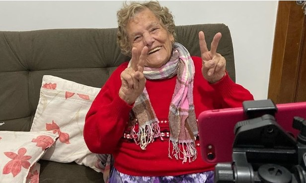 Conheça a vó Rosalina, de 87 anos, que faz sucesso com vídeos no TikTok