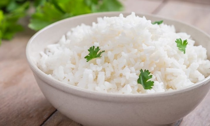 Conheça alguns truques para fazer arroz branco soltinho e muito mais saboroso