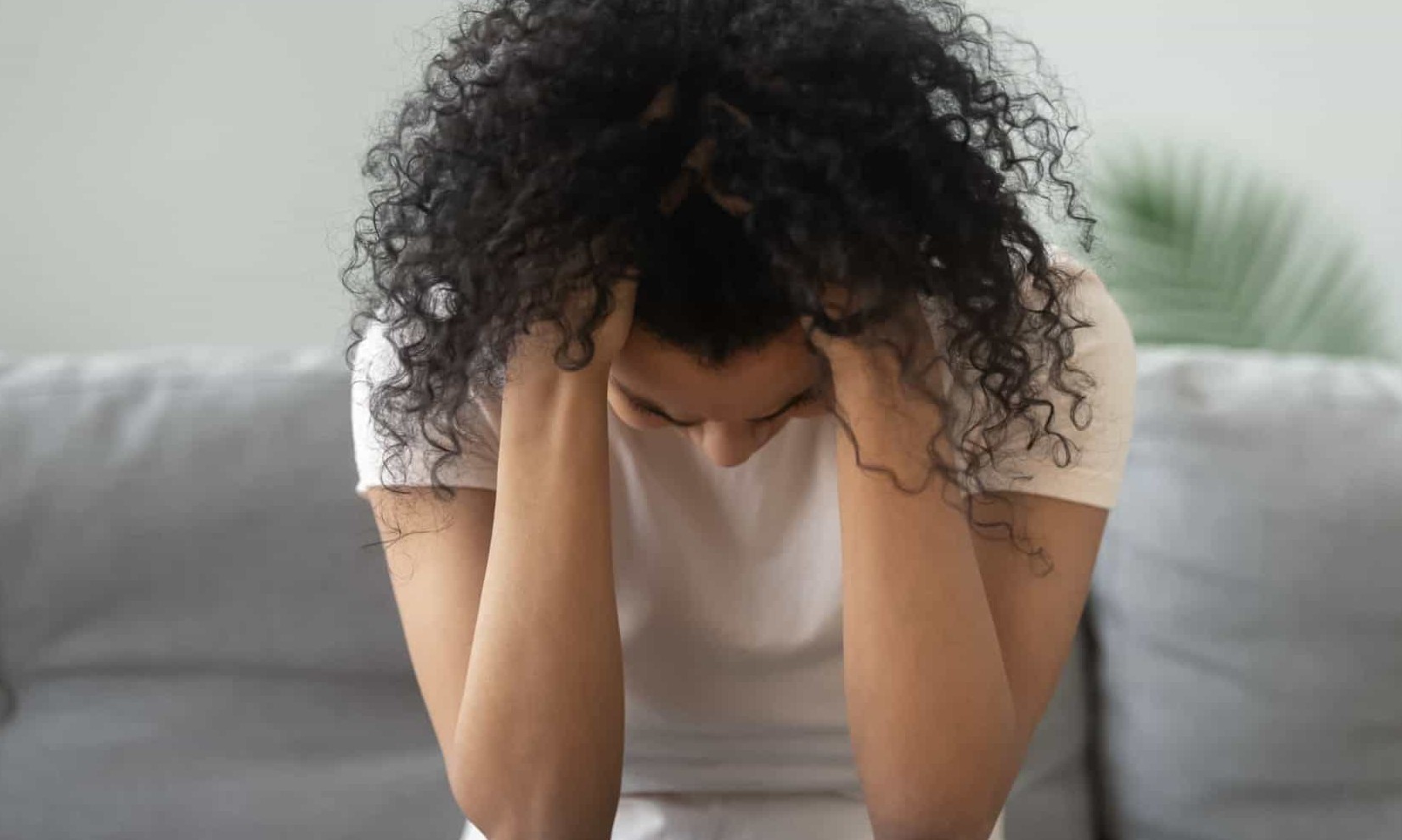 Mulheres sofrem com a dura retomada ao trabalho com filhos e sem aulas