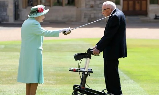 Capitão arrecada milhões para saúde e recebe título da rainha Elizabeth 2ª