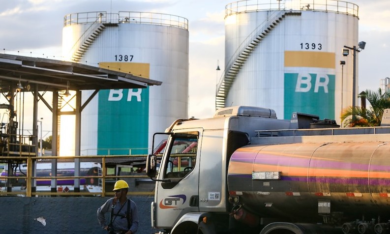 Petrobras reduz preço da gasolina nas refinarias a partir desta sexta-feira, 31
