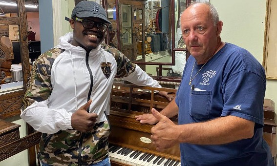 Loja presenteia pianista anônimo que emocionou os clientes com a música