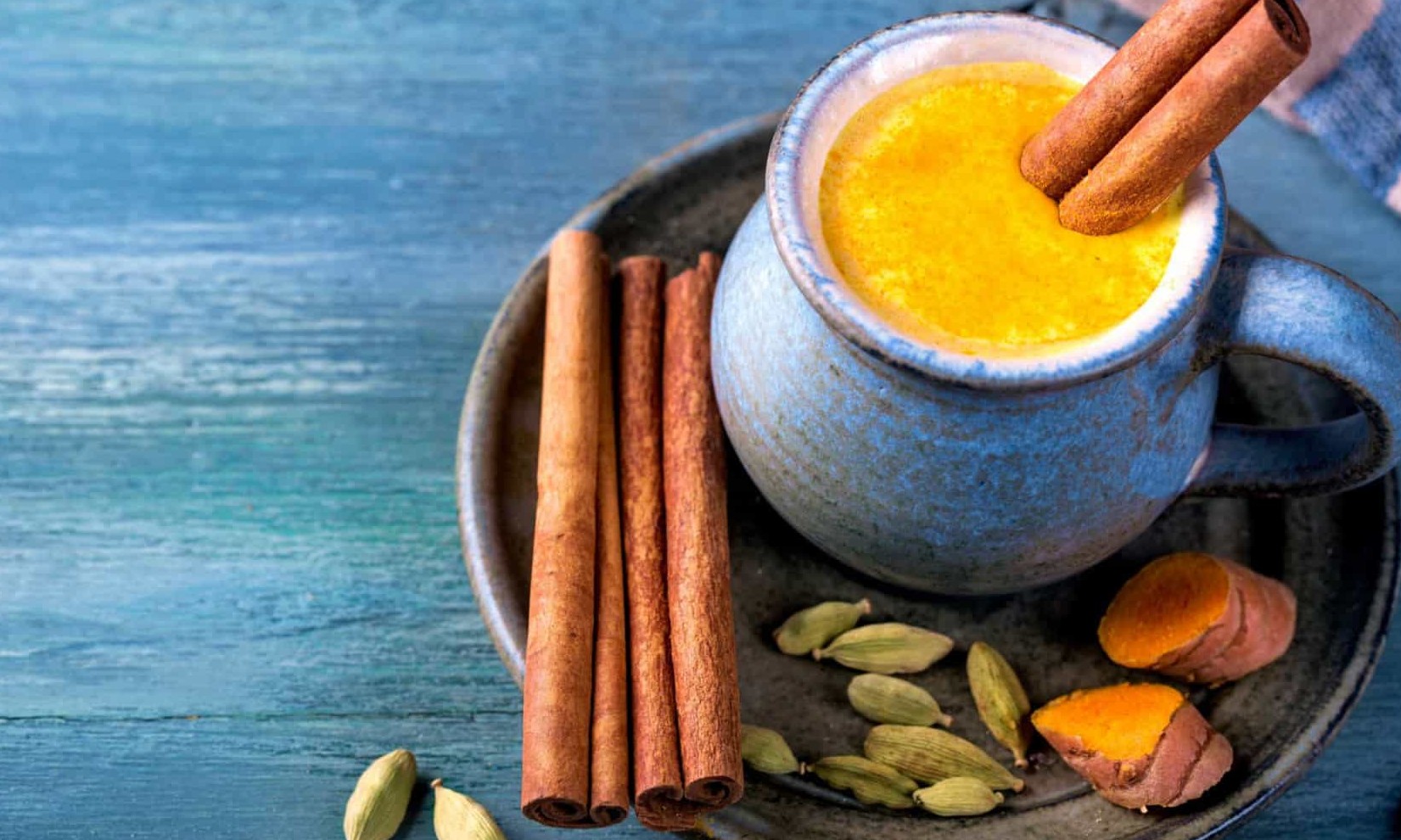 Perca peso e combata a inflamação com este chá de cúrcuma e canela!