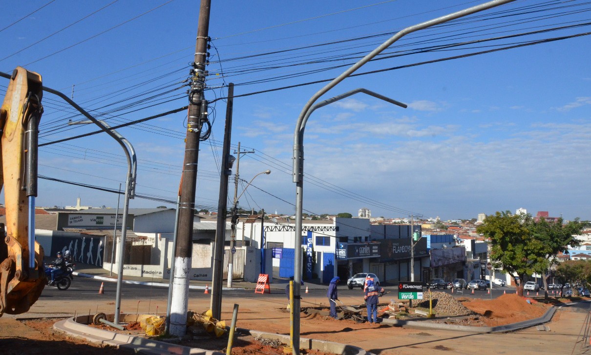Semáforos no cruzamento da av. Presidente Vargas e D. Pedro I são instalados