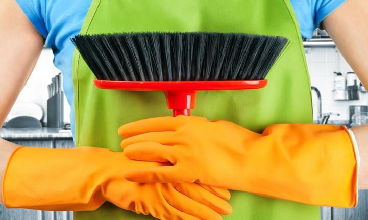 Alerta: erro de limpeza supercomum pode criar gás tóxico em casa. Saiba qual é