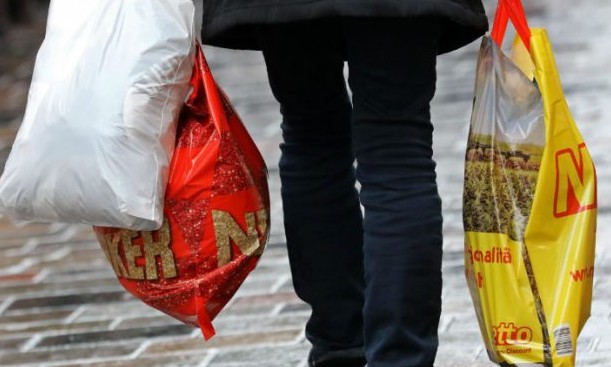 País europeu proíbe com uma só canetada o uso de plástico e isopor. Veja qual