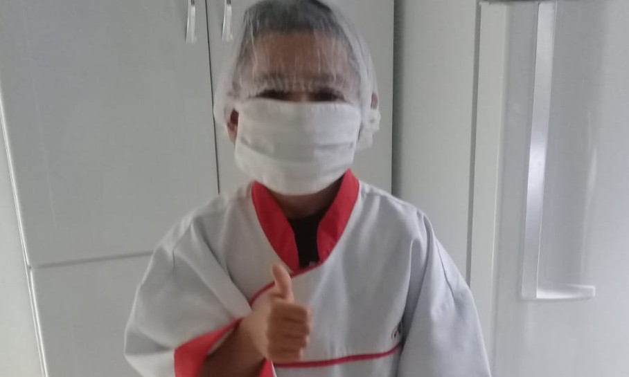 Garoto de 7 anos veste a roupa do pai para mostrar paixão pela profissão dele