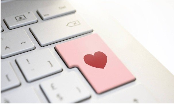 Golpe do amor: golpistas seduzem vítimas pela web para pedir dinheiro
