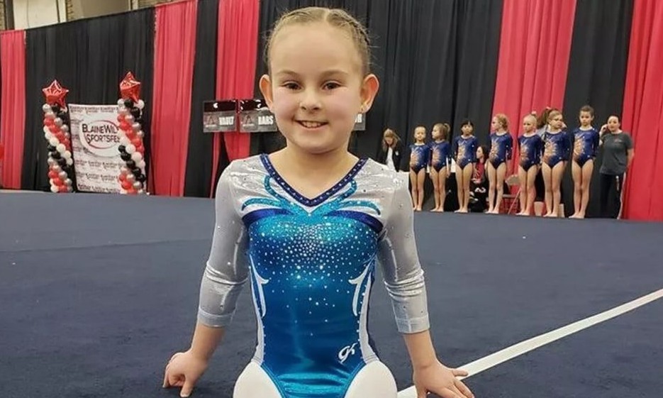 Menina que nasceu sem as pernas inspira com seu talento para ginástica