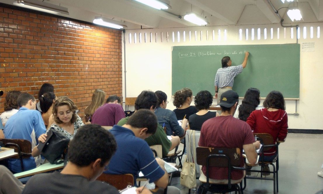 Para especialistas, volta às aulas pode infectar quase metade dos estudantes